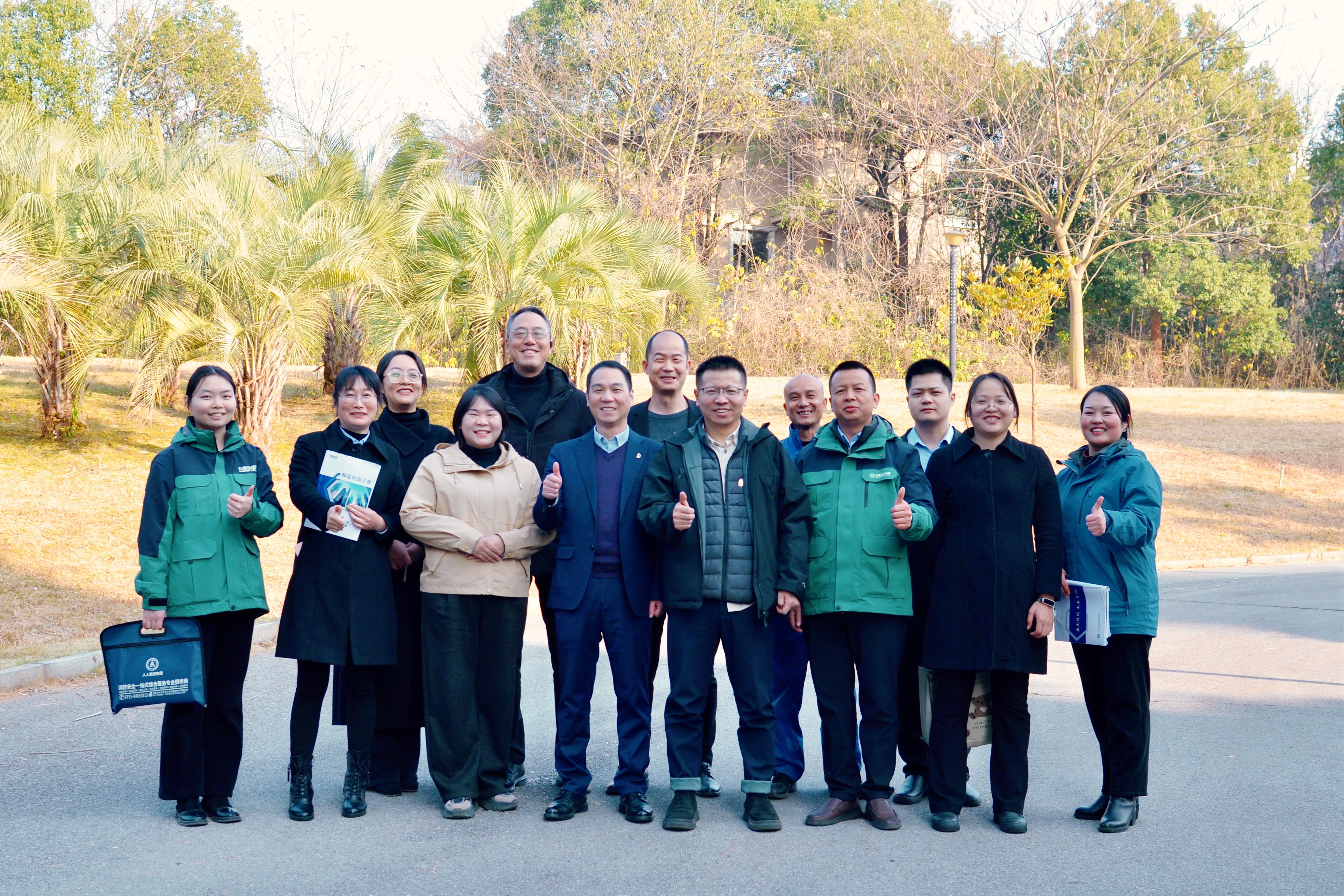 专家赋能 ｜ 于耀老师莅临八一小区，为园区绿化精准把脉
